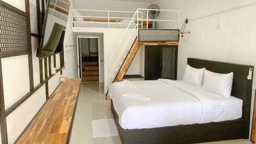 um quarto com uma cama e uma cama alta em Amazing Inn Koh Tao em Ko Tao