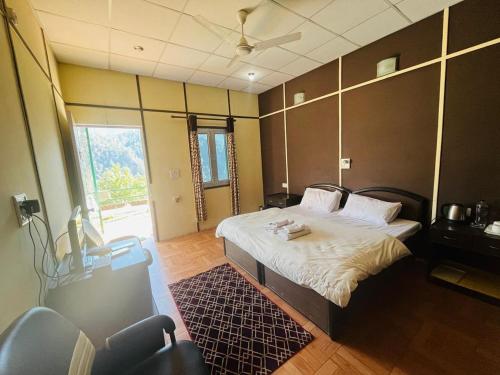 una camera con un grande letto di Kedar Heights Heli Resort a Kedārnāth
