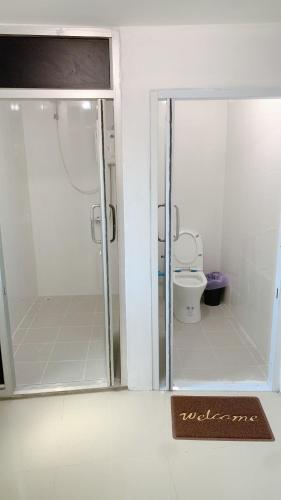 Bilik mandi di Amazing Inn Koh Tao