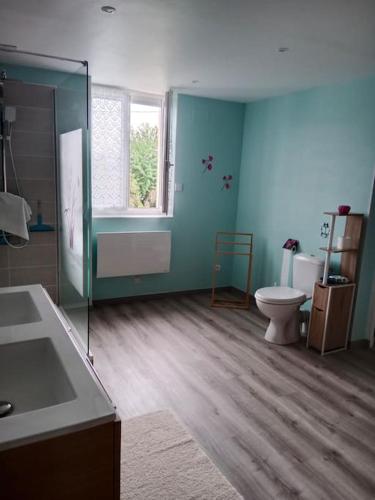 ein Badezimmer mit einem WC, einer Badewanne und einem Waschbecken in der Unterkunft maison ancienne in Louviers