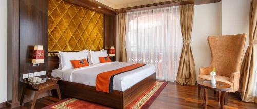 Hotel tu casa International Near Delhi Airport في نيودلهي: غرفه فندقيه بسرير ونافذه