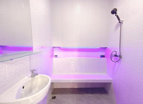 un bagno bianco con vasca e lavandino di Hormduk Resort a Udon Thani