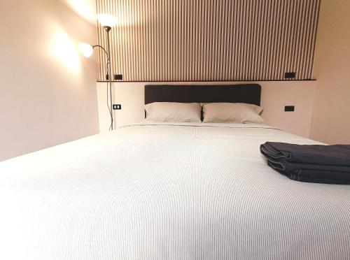 una camera da letto con un grande letto con lenzuola bianche di Hormduk Resort a Udon Thani