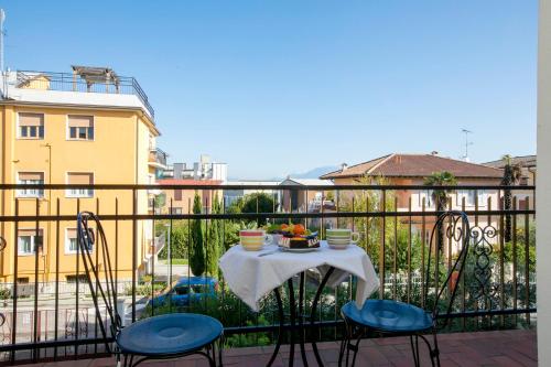 stół z misą owoców na balkonie w obiekcie Villa Mimosa Appartamento 5 - Happy Rentals w mieście Desenzano del Garda