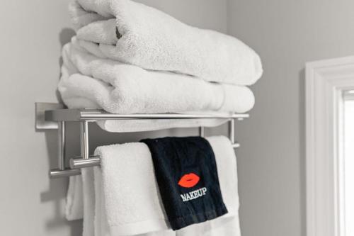 Un toallero con toallas y toallas en el baño. en Fully Renovated - Sleeps 6 - Walk to Beach, en Hampton