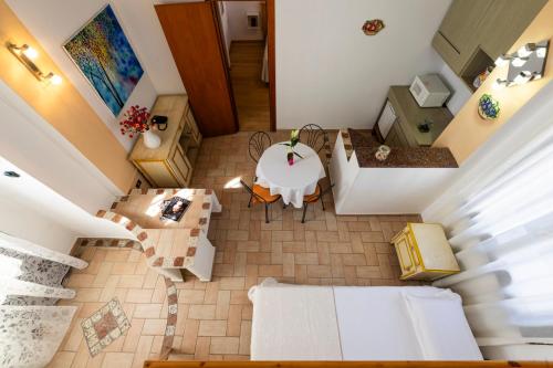 an overhead view of a living room with a table at Hotel Atlanta Augustus in Venice-Lido