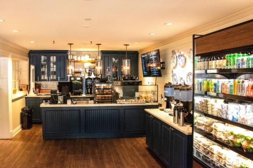 a coffee shop with a counter in a store at Williamsburg Lodge, Autograph Collection in Williamsburg