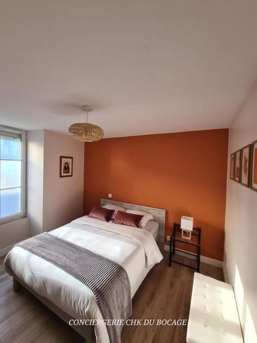 une chambre avec un grand lit dans une pièce dans l'établissement Le Nid des Epesses, aux Épesses