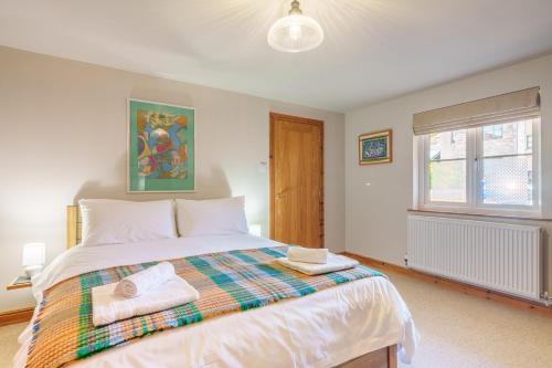 um quarto com uma cama grande e toalhas em 7 The Old Woodyard em Kendal