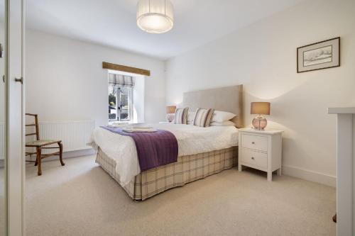 1 dormitorio con 1 cama, 1 silla y 1 ventana en Brooklands - Lindale near Grange-Over-Sands en Lindale