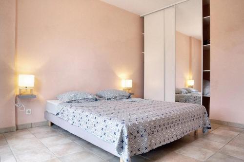 Säng eller sängar i ett rum på Villa de 6 chambres avec piscine privee jardin amenage et wifi a Saint Jean du Pin