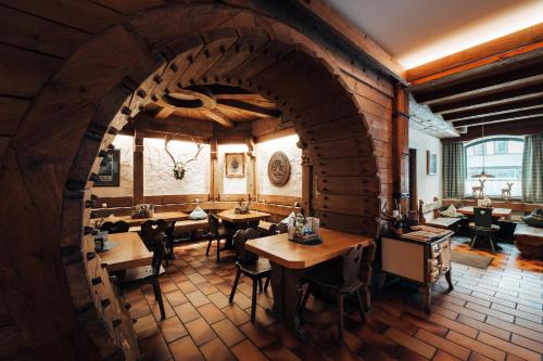 une voûte dans un restaurant avec des tables et des chaises dans l'établissement Hotel Zum Goldenen Hirsch, à Sonthofen