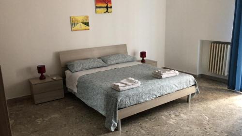 una camera da letto con un letto e due asciugamani di Anto's apartment a San Giorgio Ionico