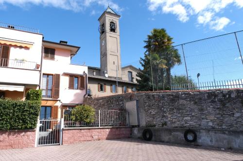 un edificio con una torre dell'orologio sullo sfondo di Cà di Strii a Cernobbio
