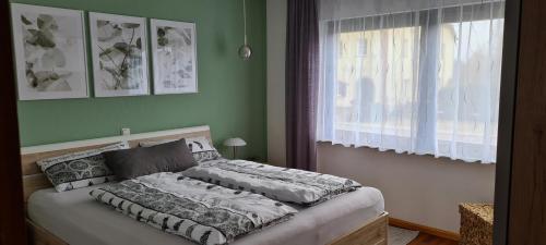 1 cama en un dormitorio con ventana en Haus Tildchen, en Ayl