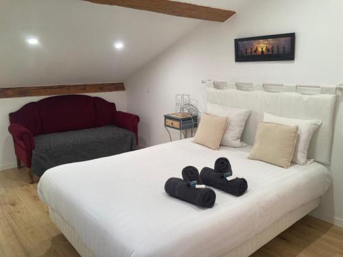 ein Schlafzimmer mit einem Bett mit zwei Paar Schuhen darauf in der Unterkunft Charmant tout confort, T3 Hypercentre Vienne in Vienne
