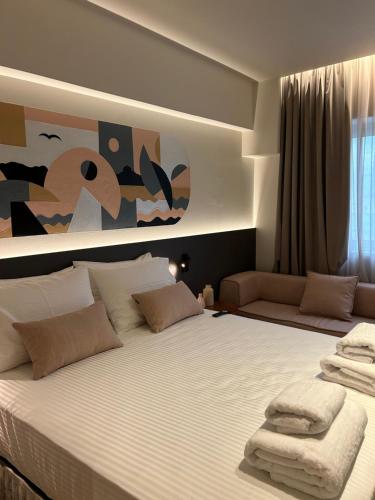 アテネにあるDina&McAllisterのベッドルーム1室(ベッド2台、大型ベッド1台付)