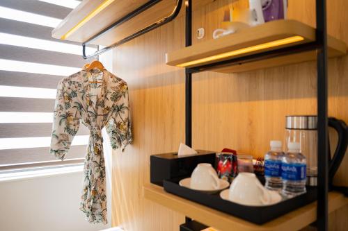 Zimmer mit einem Regal mit Geschirr und einem Handtuch in der Unterkunft PĀMA Boutique Hotel & Bistro in Đà Nẵng