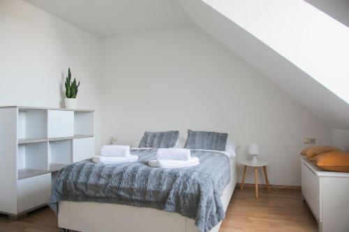 1 dormitorio blanco con 1 cama con 2 almohadas en CityOase Magdeburg im Hansapark, Studio 1, Tiefgarage, Netflix, Wi-Fi, Balkon, en Magdeburgo