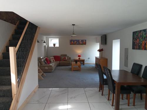 uma sala de estar com uma mesa e um sofá em orchard meadow holiday barn leek-buxton-Ashbourne em Buxton