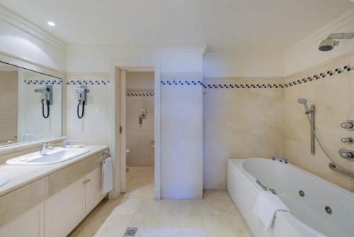 La salle de bains est pourvue d'une baignoire et d'un lavabo. dans l'établissement Hotel Playa Victoria, à Cadix