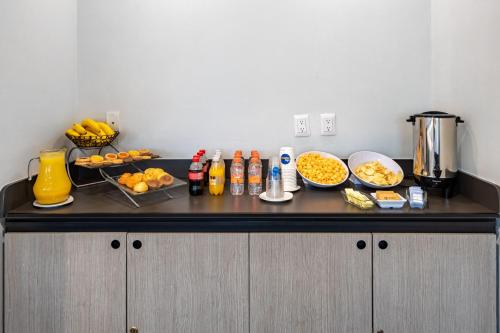 a kitchen counter with food and drinks on it at City Express Junior by Marriott Toluca Zona Industrial in Toluca