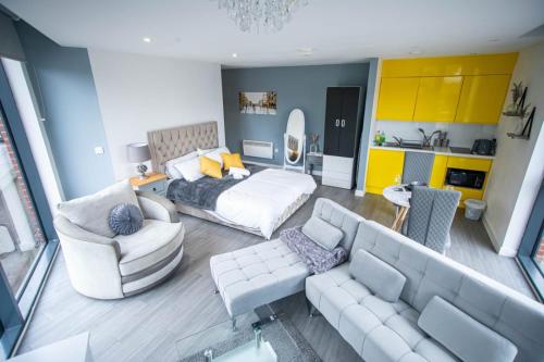 uma sala de estar com um sofá e uma cama em New studio balcony apartment in Sheffield em Sheffield