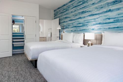duas camas num quarto de hotel com um quadro na parede em TownePlace Suites by Marriott Pleasanton em Pleasanton