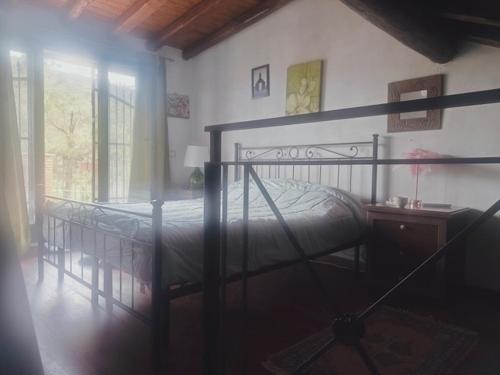 1 dormitorio con 1 cama en una habitación con ventana en Etna vineyard Sicily, en Piedimonte Etneo