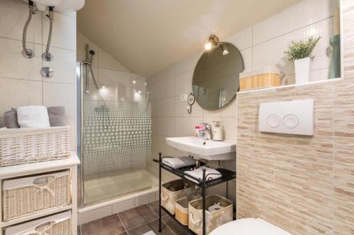y baño con lavabo y ducha. en Apartments Petra, en Split