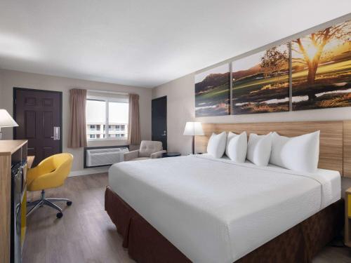 Days Inn by Wyndham Las Vegas Airport Near the Strip Image