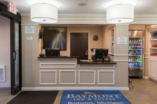 Vstupní hala nebo recepce v ubytování Baymont by Wyndham Detroit Airport/Romulus