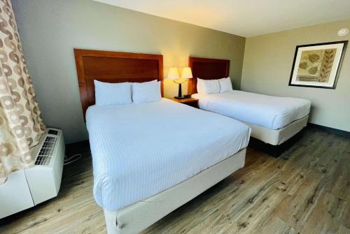 מיטה או מיטות בחדר ב-Hawthorn Extended Stay by Wyndham Ellsworth Bar Harbor