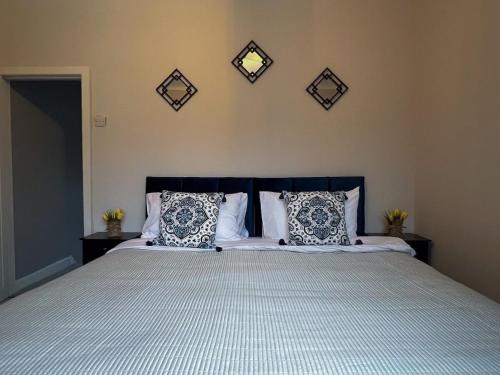 Llit o llits en una habitació de Charming, spacious and cosy home in HULL