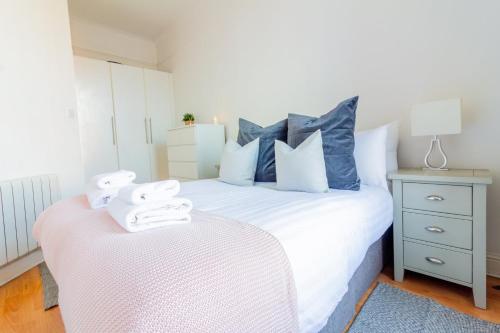 A bed or beds in a room at GuestReady - Apartamento Espaçoso no coração de Dublin