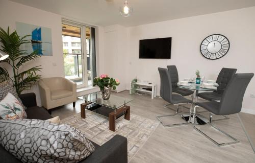 sala de estar con sofá y mesa en GuestReady - Beautiful apartment on Dublin Coast, en Dublín