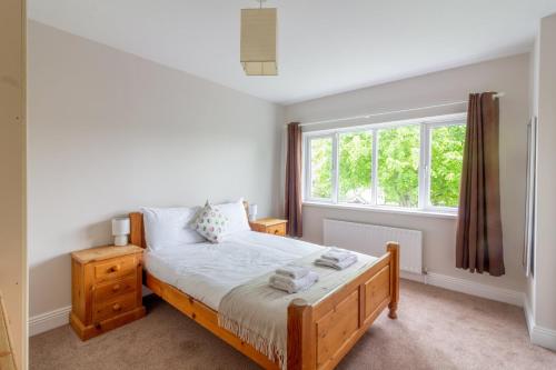 1 dormitorio con cama y ventana en GuestReady - A charming place near Golf Centre en Dublín