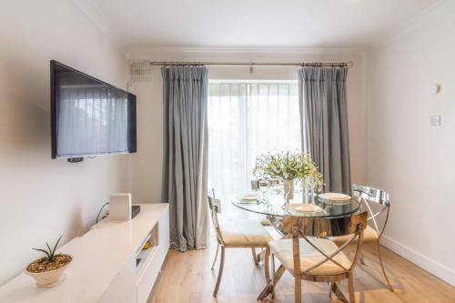 TV a/nebo společenská místnost v ubytování GuestReady - Impressionante 2BR Flat com Vista Terraço e Mar