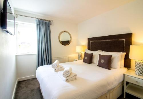 um quarto de hotel com duas camas com toalhas em GuestReady - Impressionante 2BR Flat com Vista Terraço e Mar em Malahide
