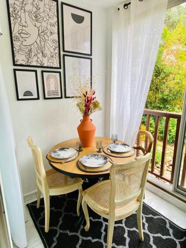 une salle à manger avec une table et des chaises et un balcon dans l'établissement Studio à Portissol avec parking, à Sanary-sur-Mer