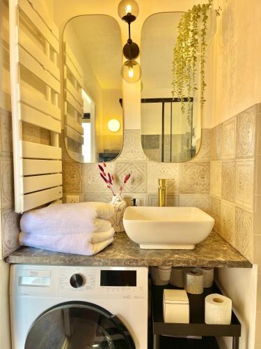 une salle de bain avec une machine à laver et un lavabo dans l'établissement Studio à Portissol avec parking, à Sanary-sur-Mer