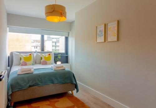 1 dormitorio con cama y ventana en Guestready - Encantando 1BR Flat no Newmarket Hall, en Dublín