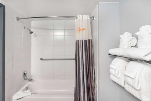 y baño con bañera, ducha y toallas. en La Quinta by Wyndham Sevierville / Kodak en Sevierville