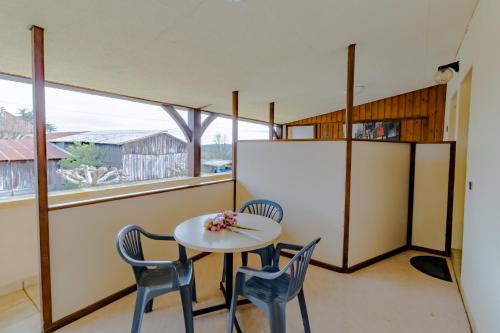 Cette chambre dispose d'une petite table et de chaises. dans l'établissement La résidence du vieux four, à Saint-Geniès