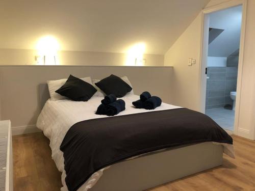 1 dormitorio con 1 cama con 2 toallas en Sunville Cottage, en Limerick