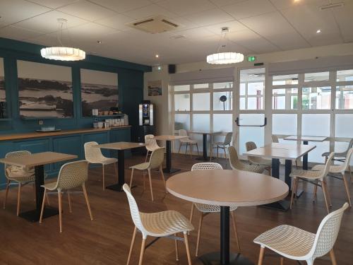 Un restaurante u otro lugar para comer en Logis Hôtel Lucotel