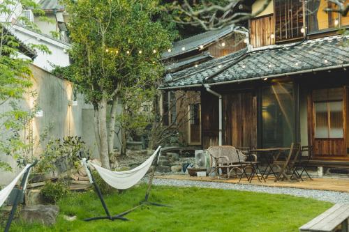 a hammock in the yard of a house at Masukichi -hostel,cafe,souvenir,guide- in Seto