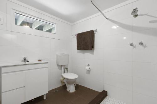 un bagno bianco con wc e doccia di Budawang a Manyana