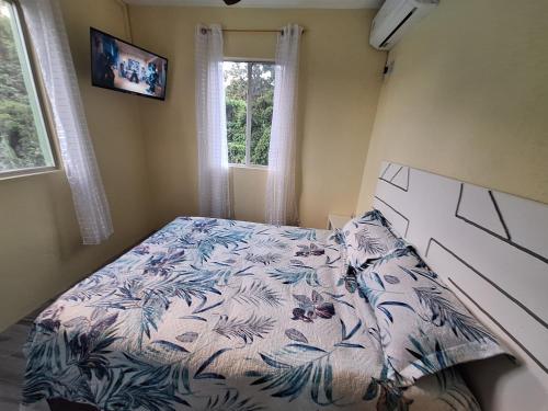 グロス・アイレットにあるAckee Green Rental - 2 bedroom 1 bathroomのベッドルーム1室(青と白の掛け布団付きのベッド1台付)