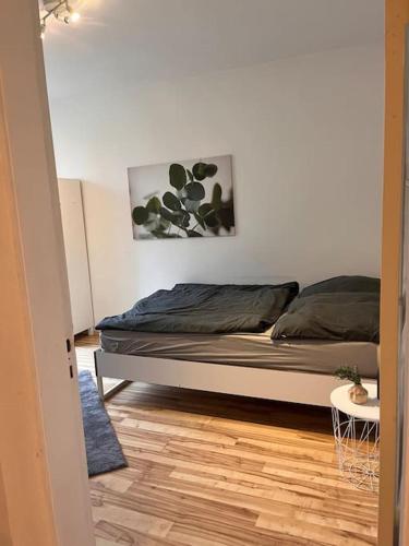 - une chambre avec un lit et une table dans l'établissement Tolles Appartement, zentrumsnahe 2 Schlafzimmer, à Lübeck